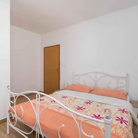 House Stone Curlew 6 * Lisane Tinjske